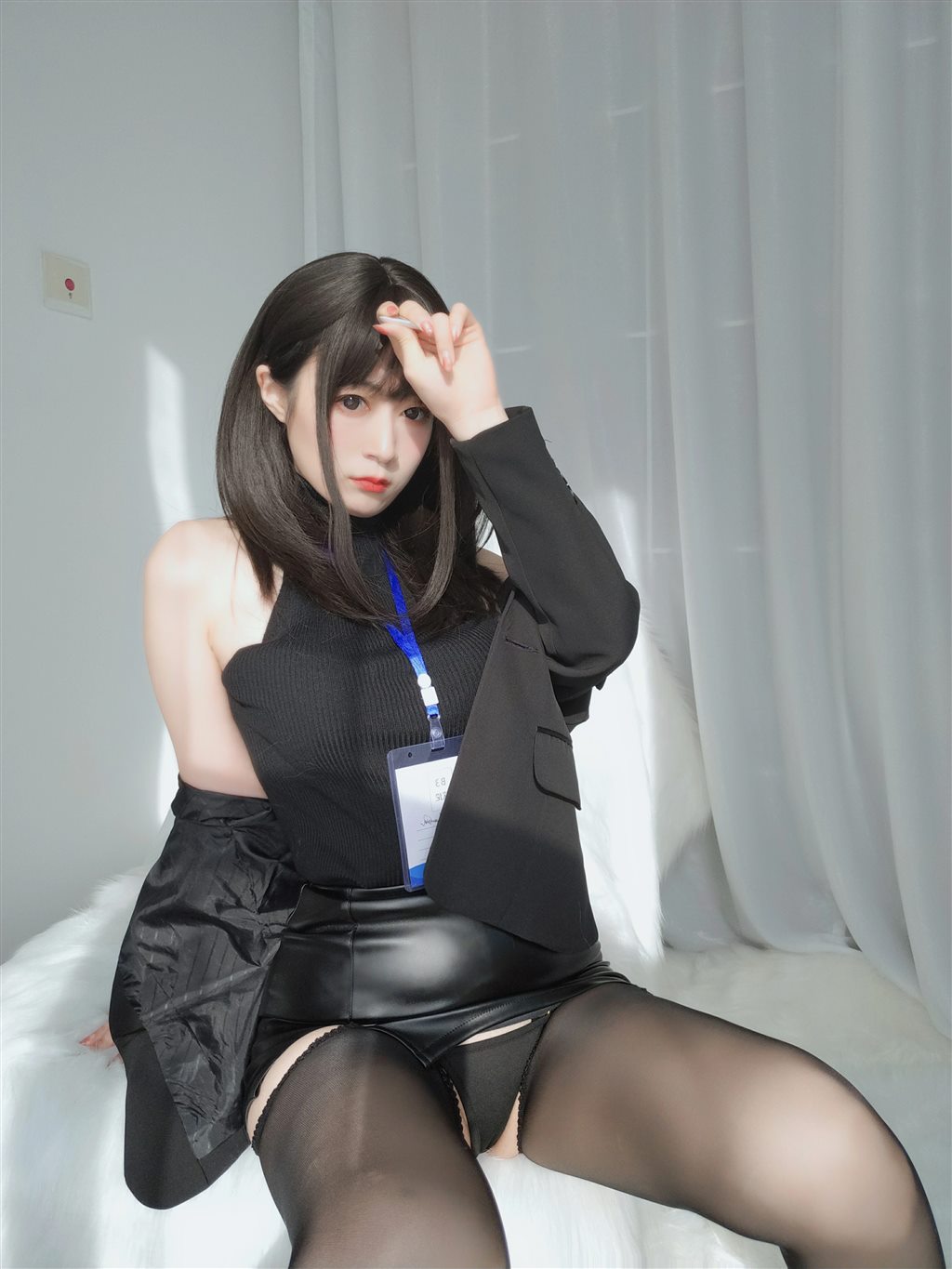 职场新人白银81黑色短裙与内衣加黑丝美腿性感私房写真集