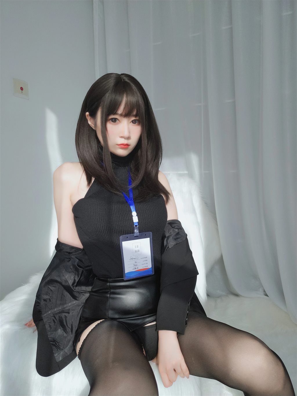 职场新人白银81黑色短裙与内衣加黑丝美腿性感私房写真集