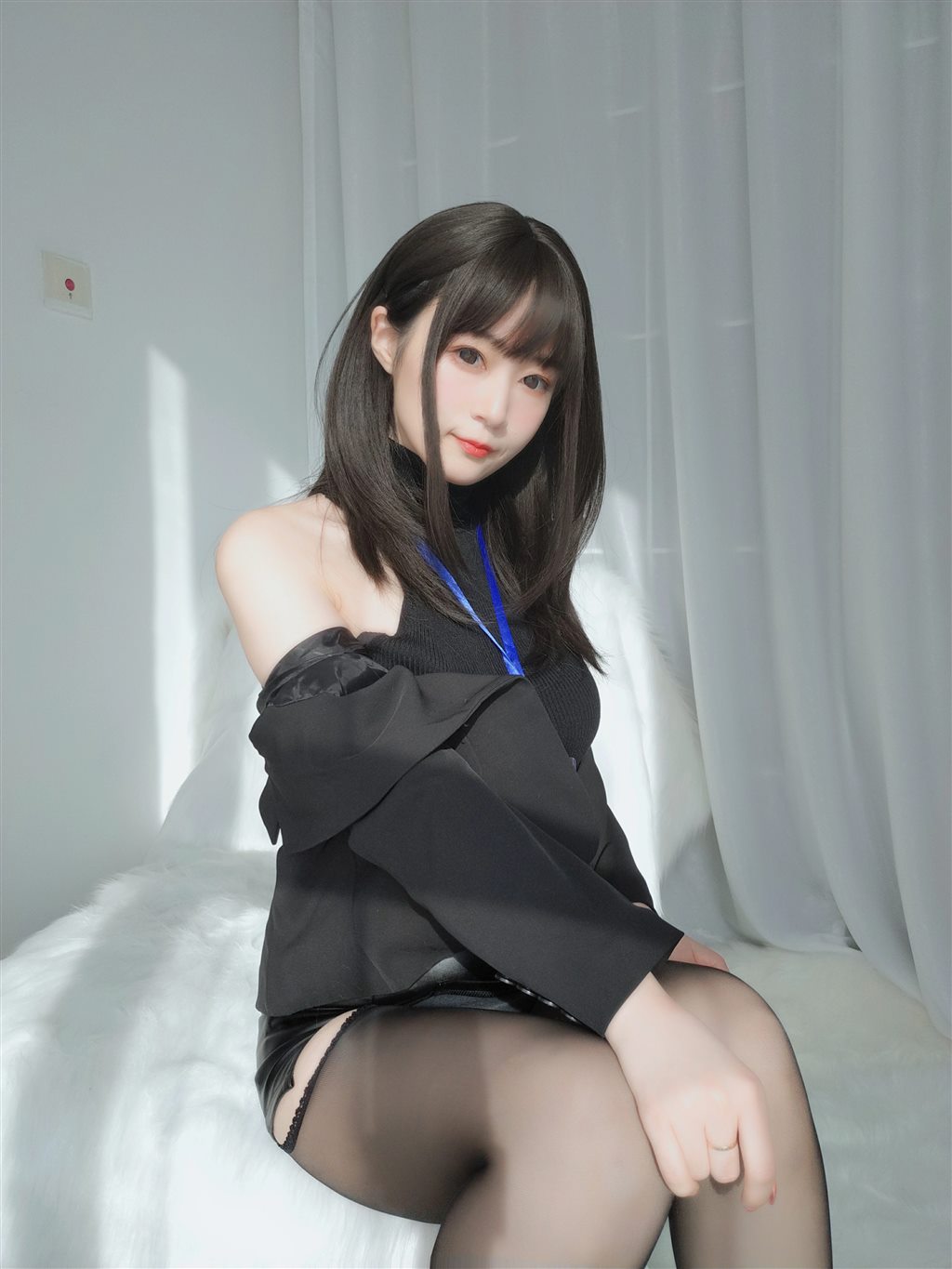 职场新人白银81黑色短裙与内衣加黑丝美腿性感私房写真集