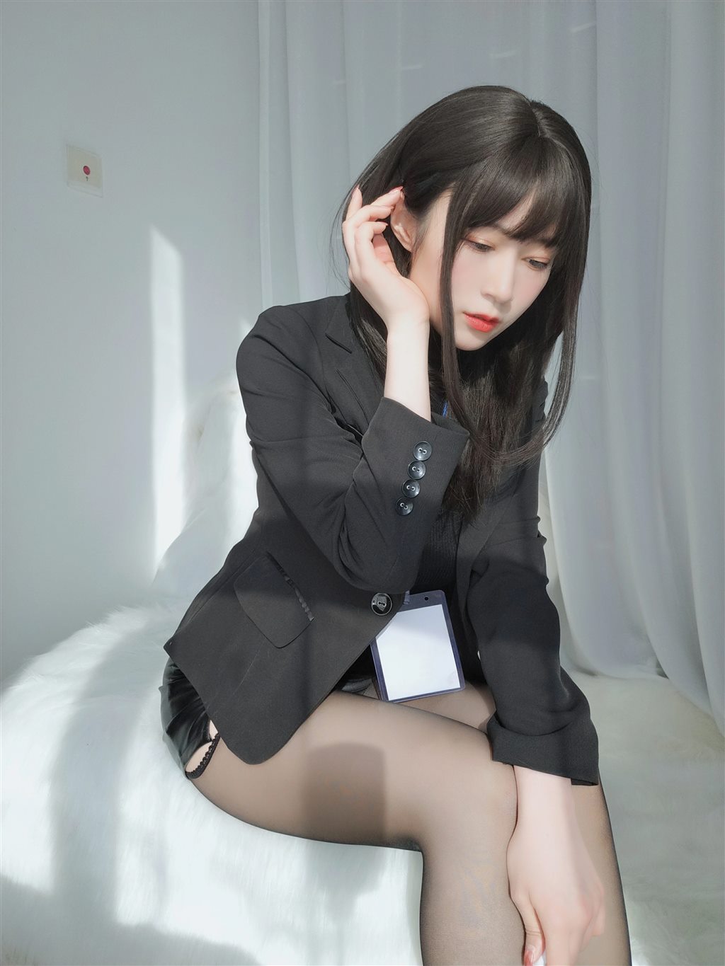 职场新人白银81黑色短裙与内衣加黑丝美腿性感私房写真集