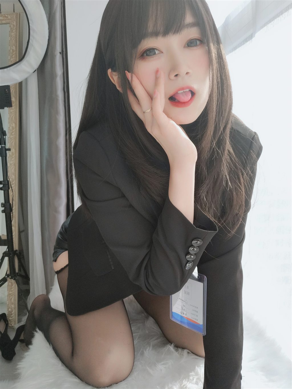 职场新人白银81黑色短裙与内衣加黑丝美腿性感私房写真集