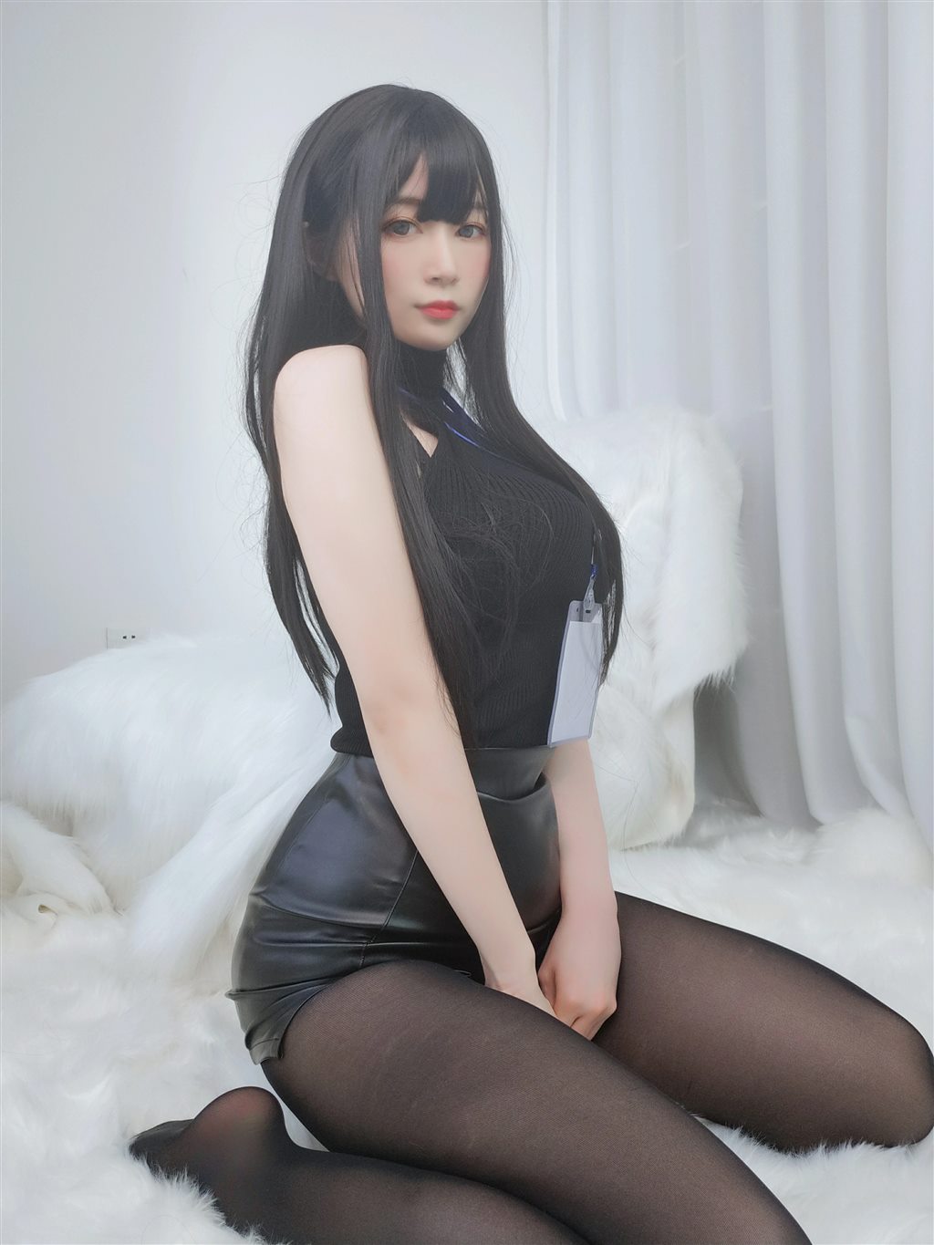 职场新人白银81黑色短裙与内衣加黑丝美腿性感私房写真集