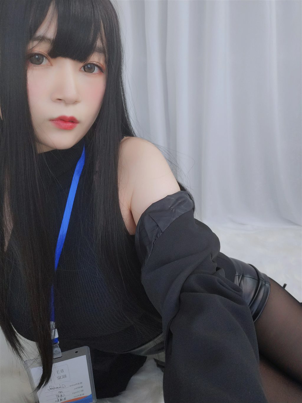 职场新人白银81黑色短裙与内衣加黑丝美腿性感私房写真集