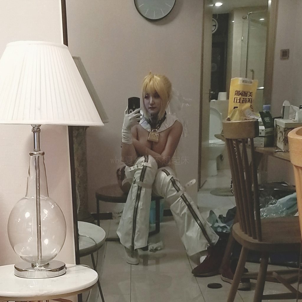 丰满性感少女夏鸽鸽不想起床尼禄花嫁白色情趣制服私房写真集
