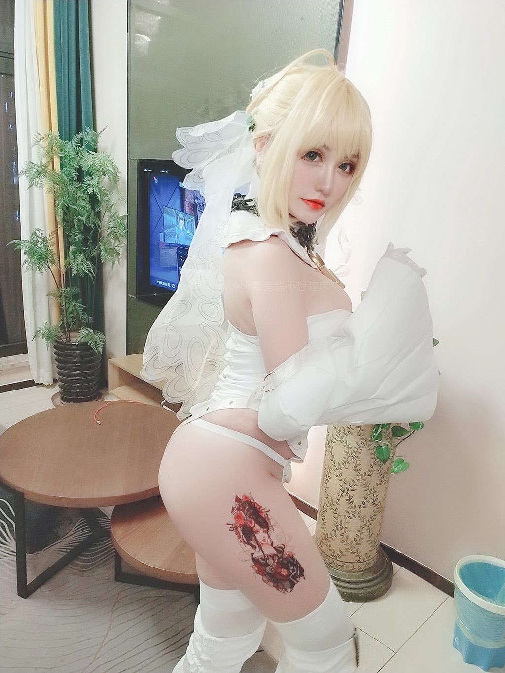 丰满性感少女夏鸽鸽不想起床尼禄花嫁白色情趣制服私房写真集