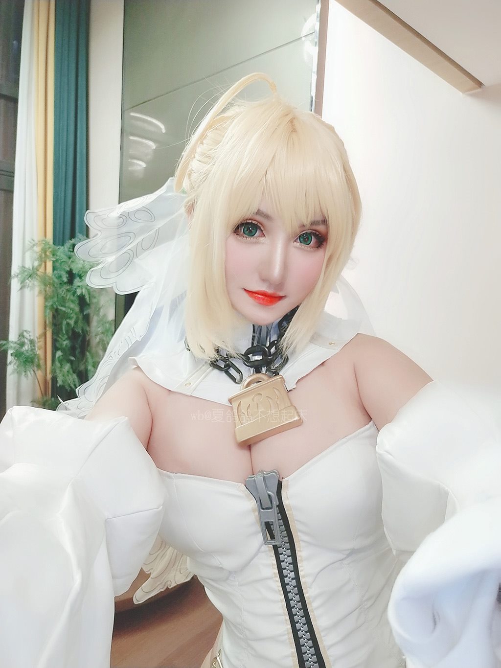 丰满性感少女夏鸽鸽不想起床尼禄花嫁白色情趣制服私房写真集