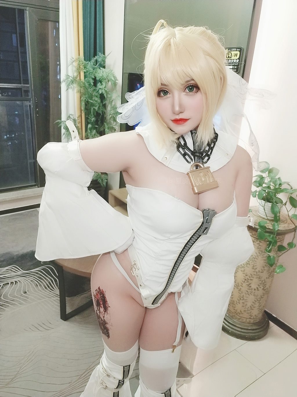 丰满性感少女夏鸽鸽不想起床尼禄花嫁白色情趣制服私房写真集