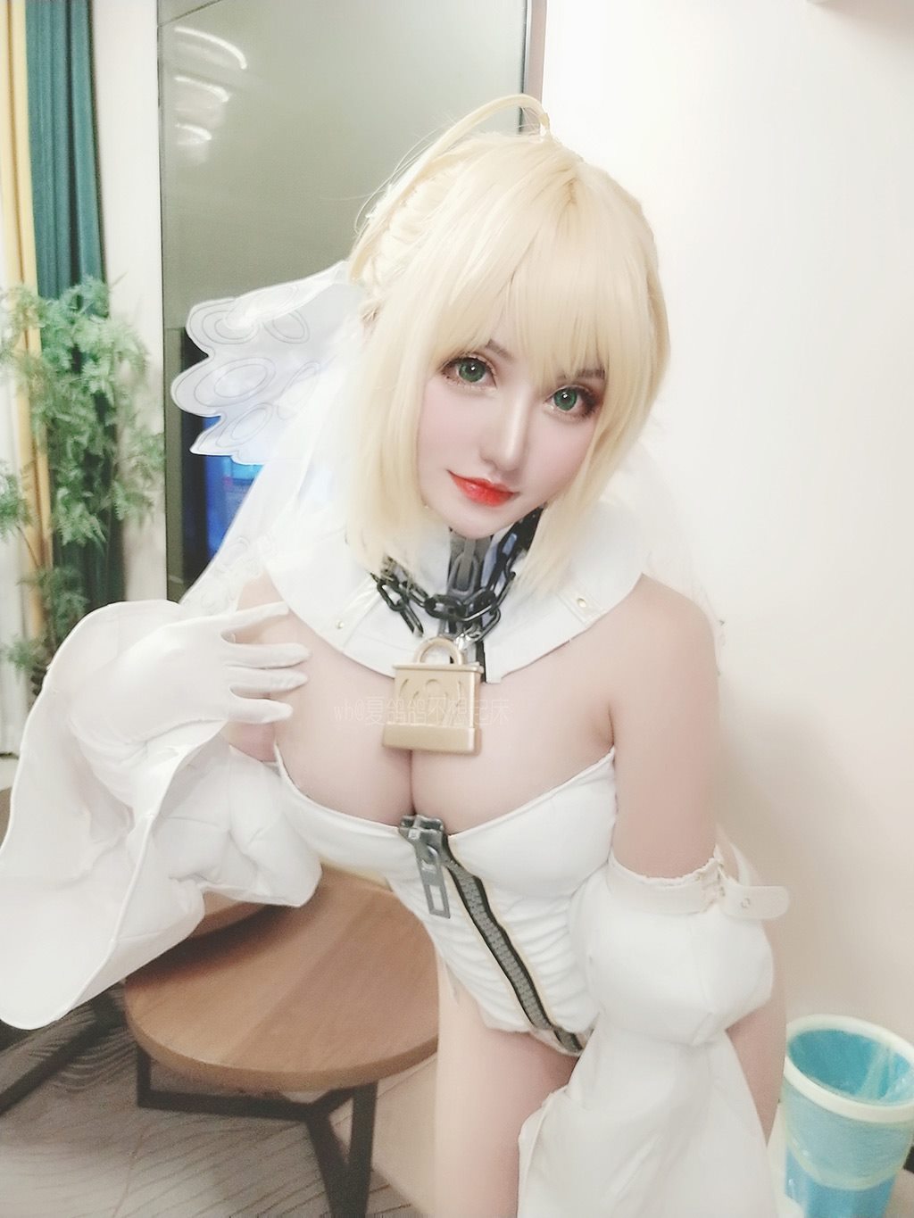 丰满性感少女夏鸽鸽不想起床尼禄花嫁白色情趣制服私房写真集