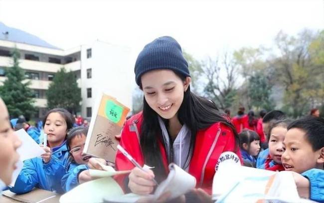 毛阿敏参加爱女成人礼 学霸女儿打扮前卫打仨唇钉