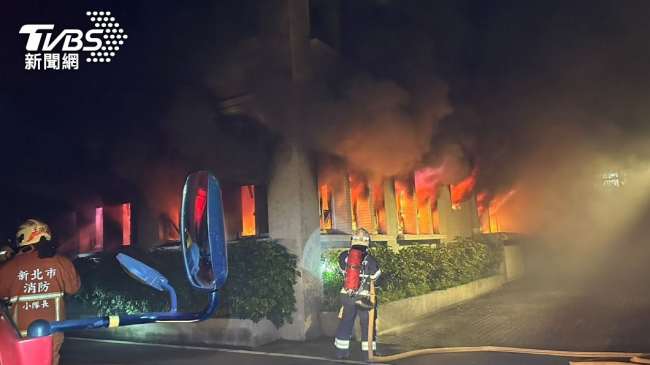 台当局法务部门“调查局”失火，消防人员救火中。图自中时新闻网