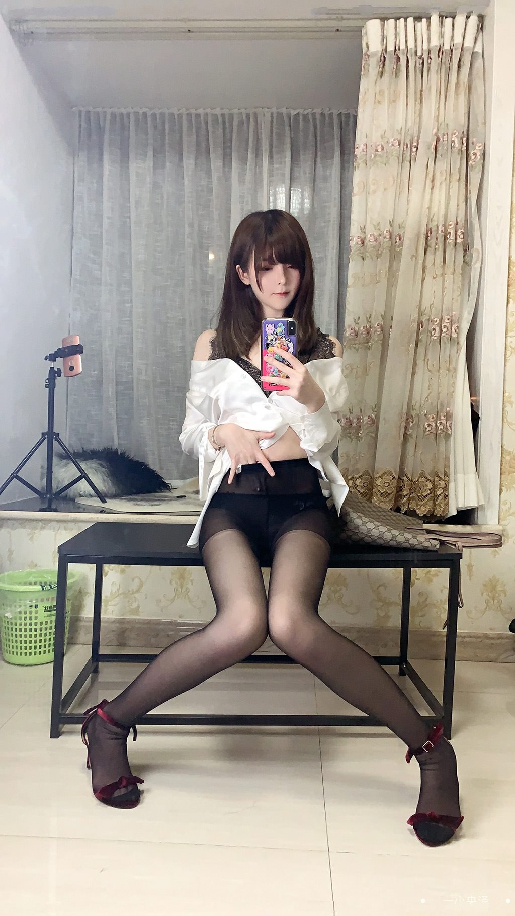 约会网红女友一小央泽黑色蕾丝内衣加黑丝美腿性感私房写真集