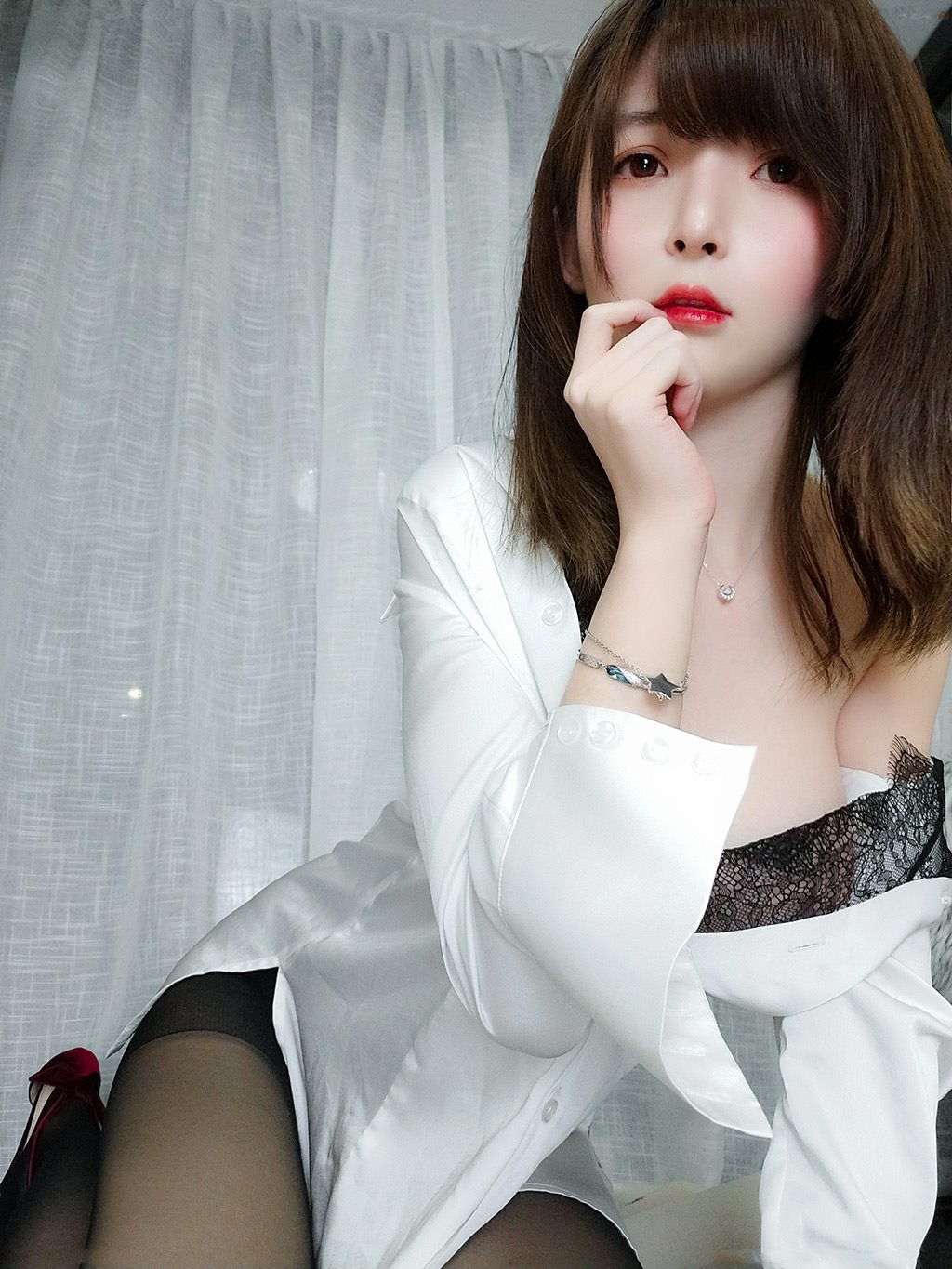 约会网红女友一小央泽黑色蕾丝内衣加黑丝美腿性感私房写真集