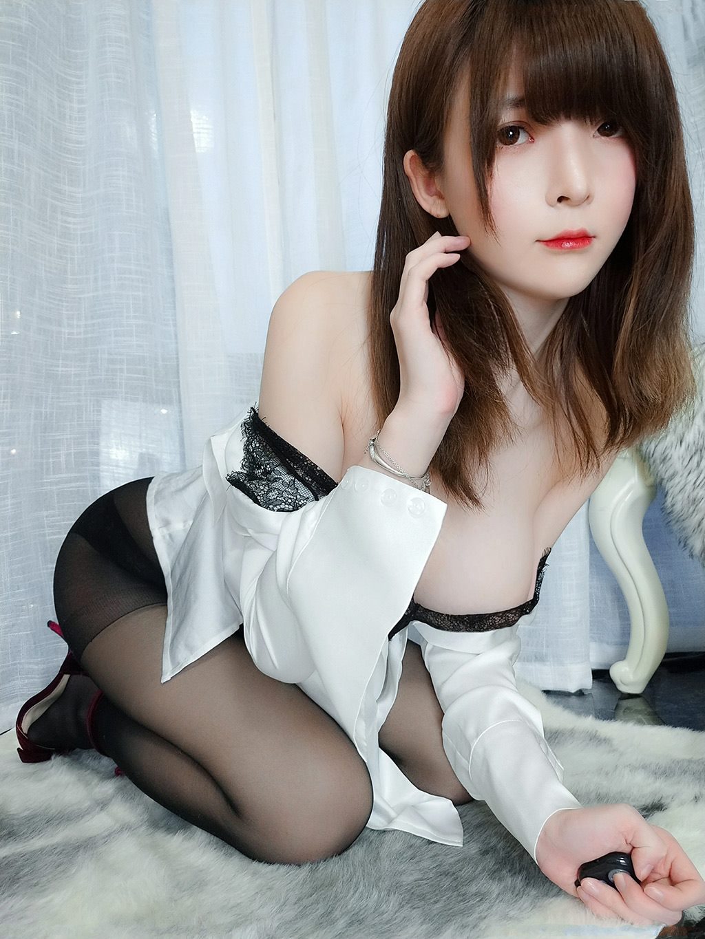 约会网红女友一小央泽黑色蕾丝内衣加黑丝美腿性感私房写真集