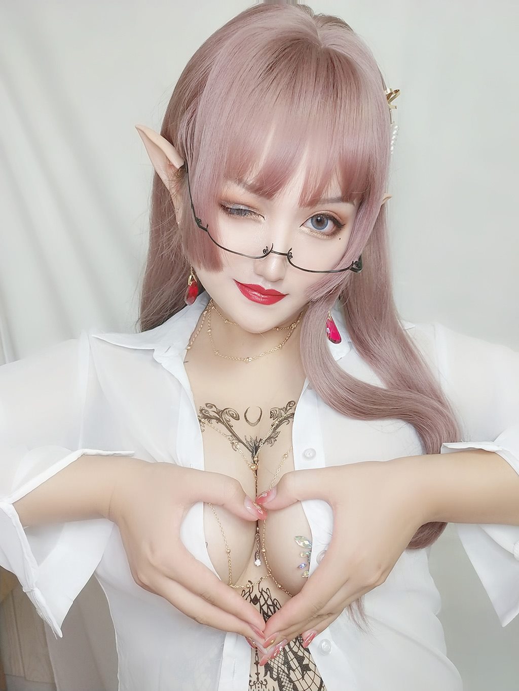丰满性感少女夏鸽鸽不想起床水钻乳贴白色透视衬衫私房写真