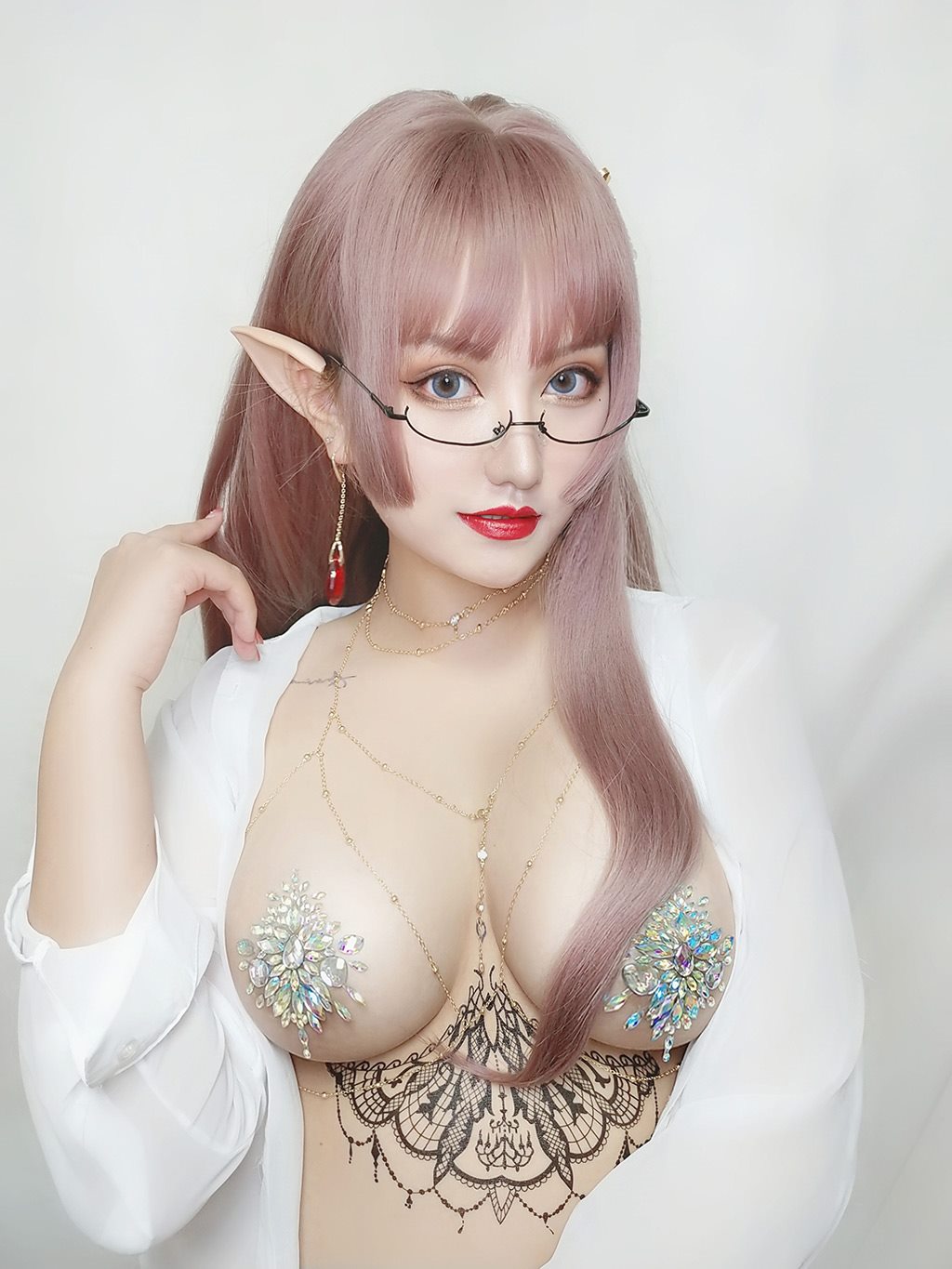 丰满性感少女夏鸽鸽不想起床水钻乳贴白色透视衬衫私房写真