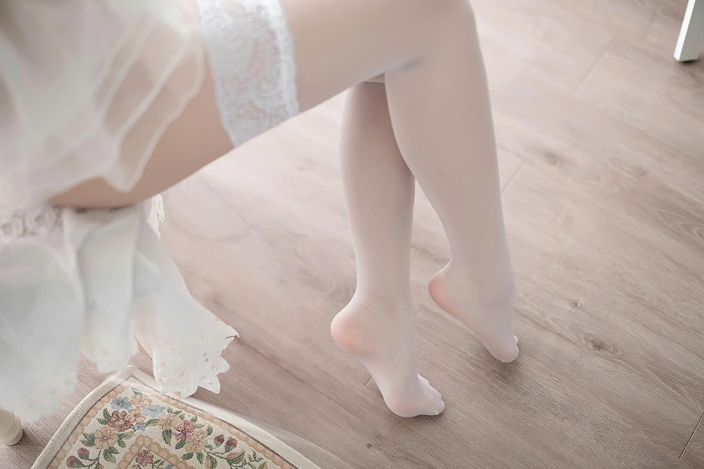 网红美女白烨白天鹅白色情趣婚纱内衣加白色丝袜美腿性感私房写真集