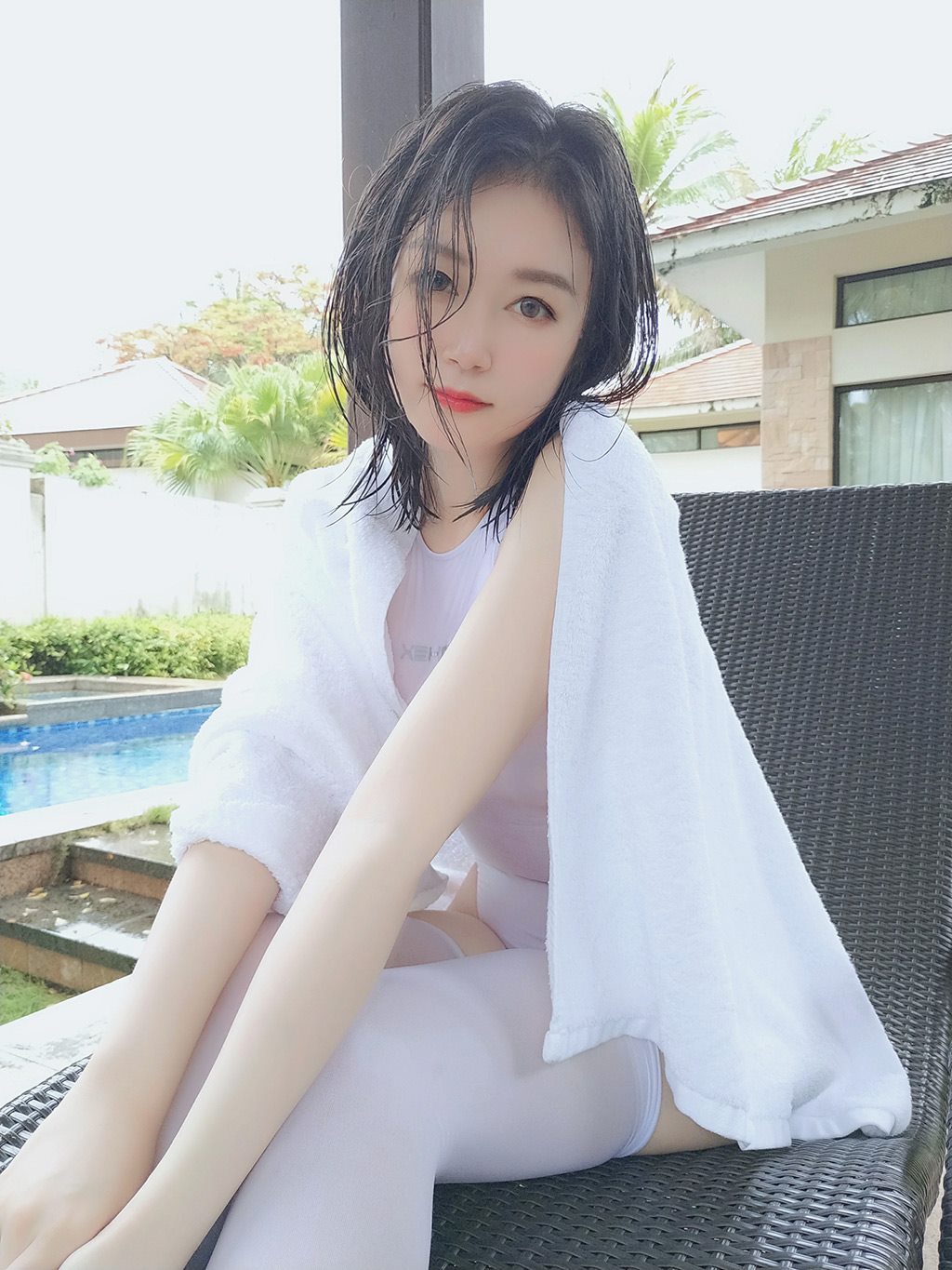 性感少女白银81白色连体比基尼泳装加丝袜美腿私房写真集