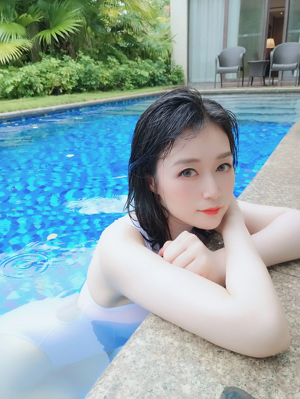 性感少女白银81白色连体比基尼泳装加丝袜美腿私房写真集