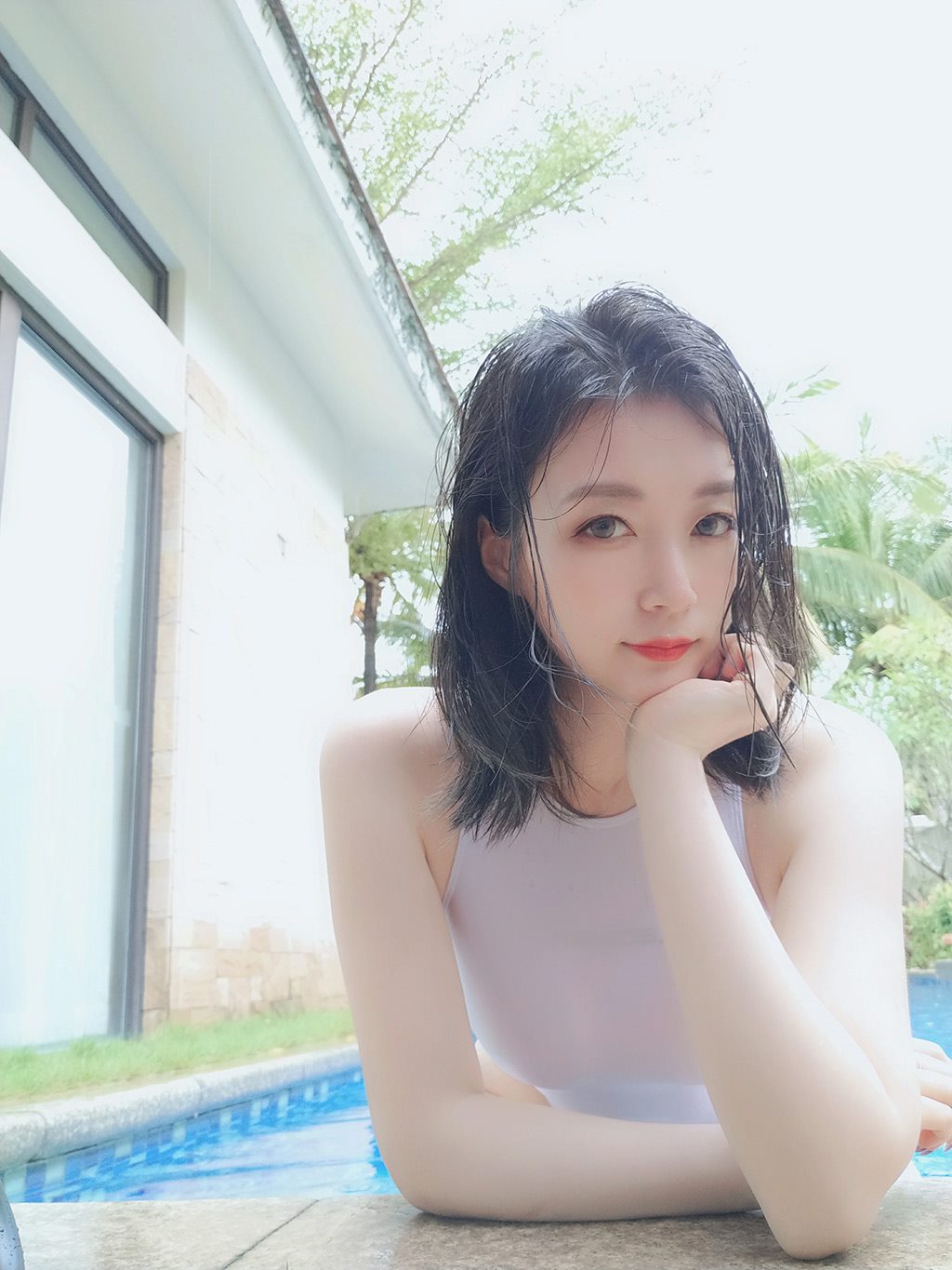 性感少女白银81白色连体比基尼泳装加丝袜美腿私房写真集