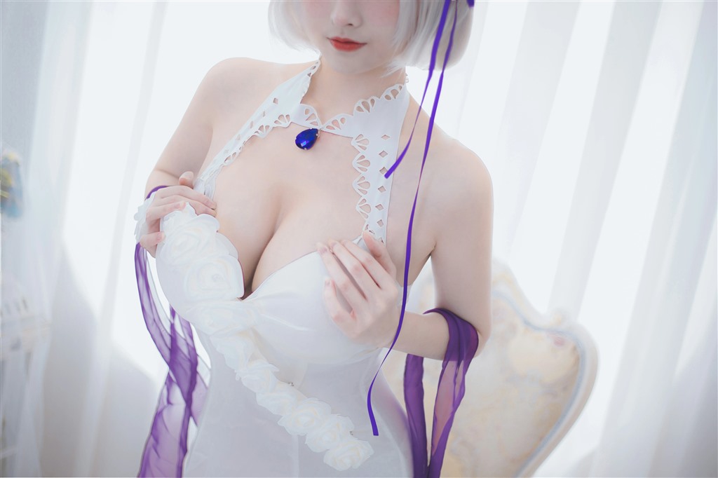 天狼星rioko凉凉子白色吊脖紧身连衣裙性感私房写真集