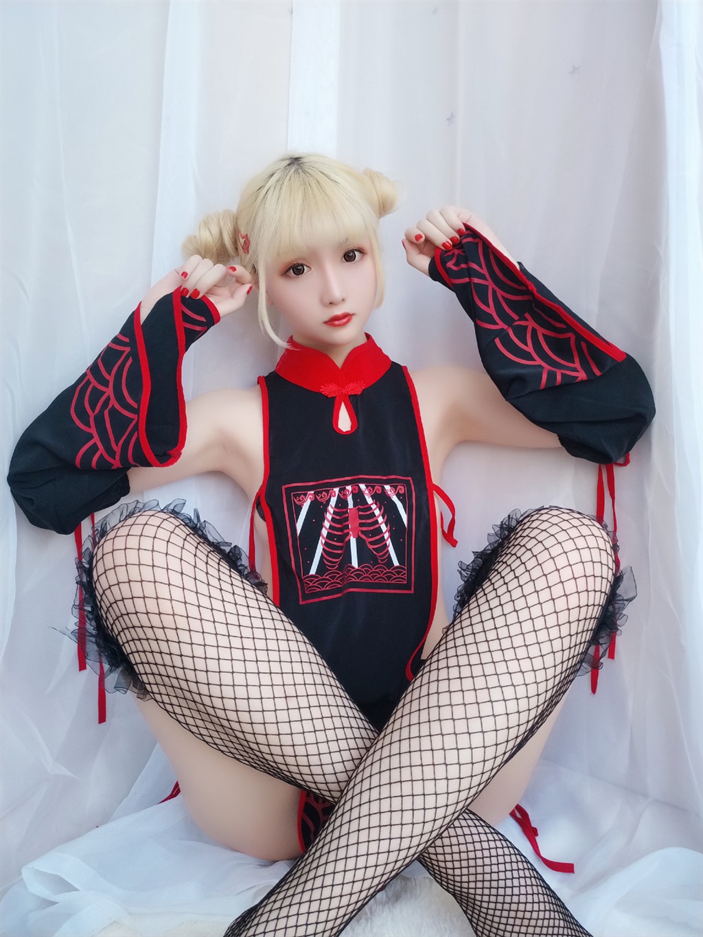 网红小萝莉星之迟迟幼齿僵尸包黑色情趣旗袍加黑色渔网袜性感私房写真集