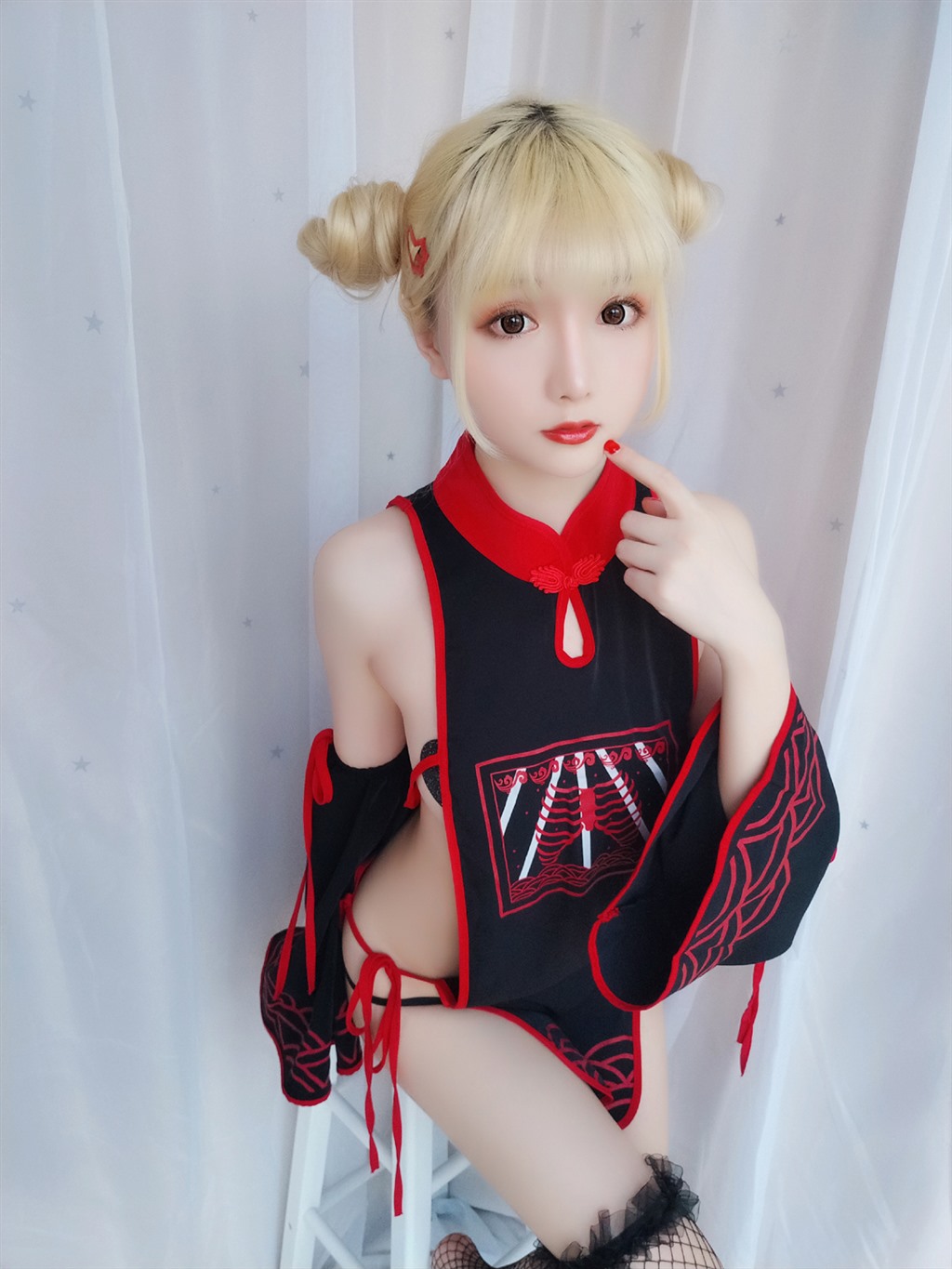 网红小萝莉星之迟迟幼齿僵尸包黑色情趣旗袍加黑色渔网袜性感私房写真集