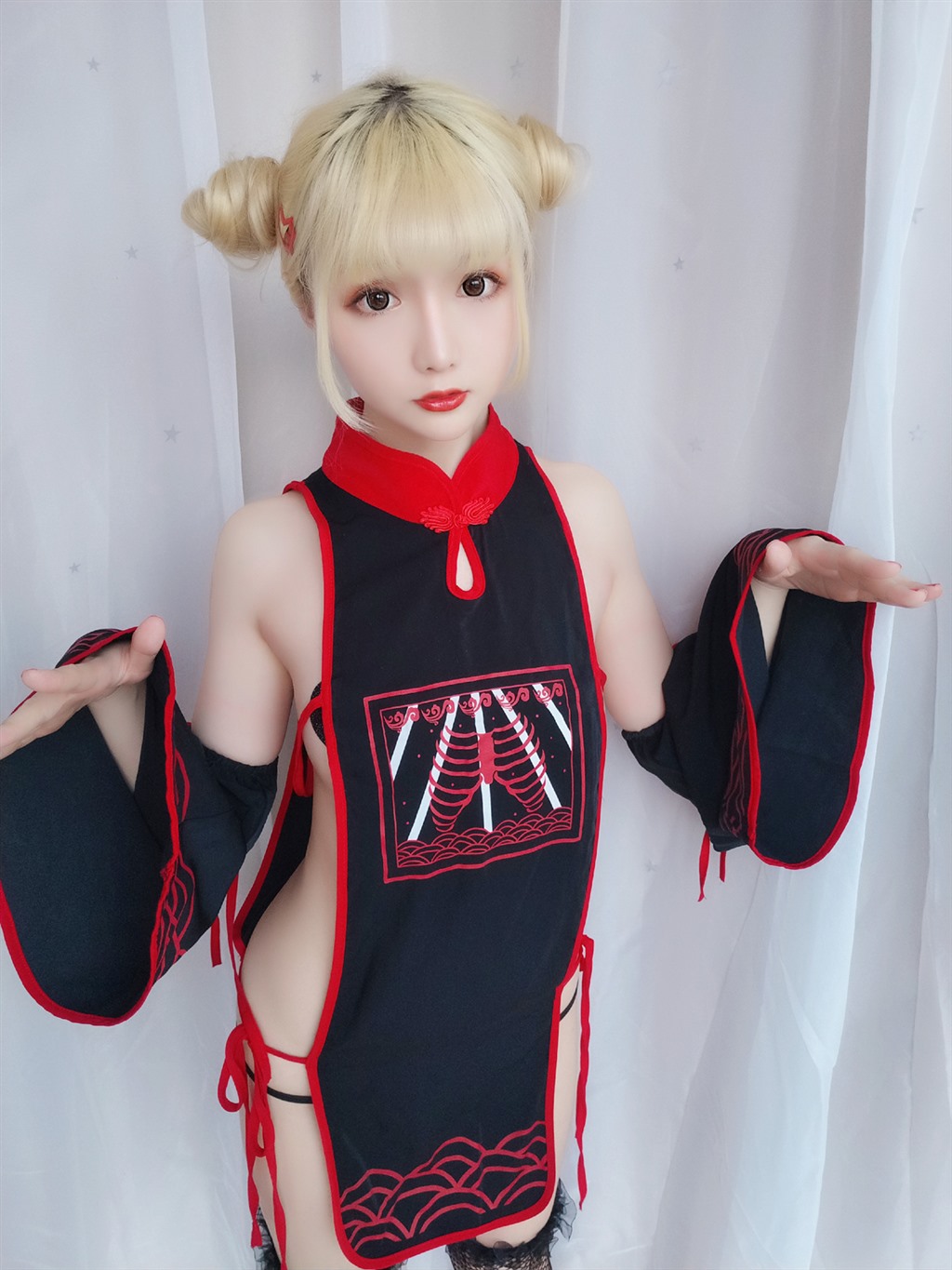 网红小萝莉星之迟迟幼齿僵尸包黑色情趣旗袍加黑色渔网袜性感私房写真集