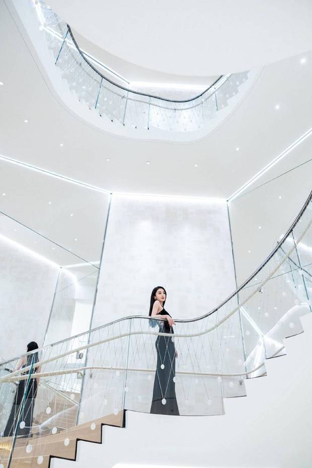 Angelababy纽约生图路透 黑色修身长裙笑容温暖
