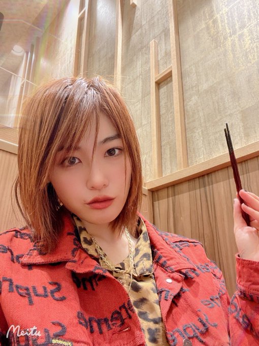 帅气武斗派!F罩杯短发巨乳美女“三岳祐奈”出道一年勤练柔术健身改变形象!
