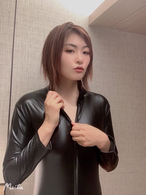 帅气武斗派!F罩杯短发巨乳美女“三岳祐奈”出道一年勤练柔术健身改变形象!
