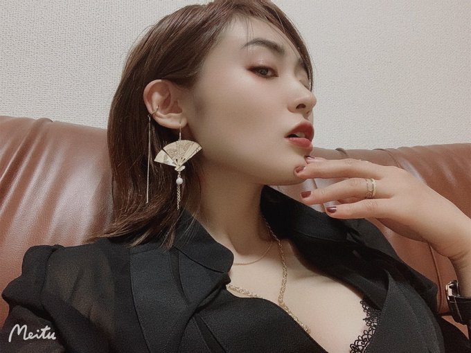 帅气武斗派!F罩杯短发巨乳美女“三岳祐奈”出道一年勤练柔术健身改变形象!