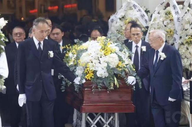 纪念霍英东诞辰百年 霍启刚罕晒父子四人同框照