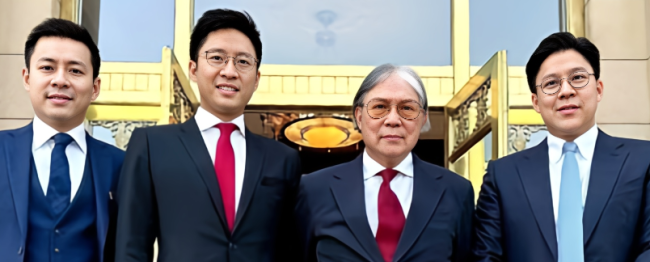 纪念霍英东诞辰百年 霍启刚罕晒父子四人同框照