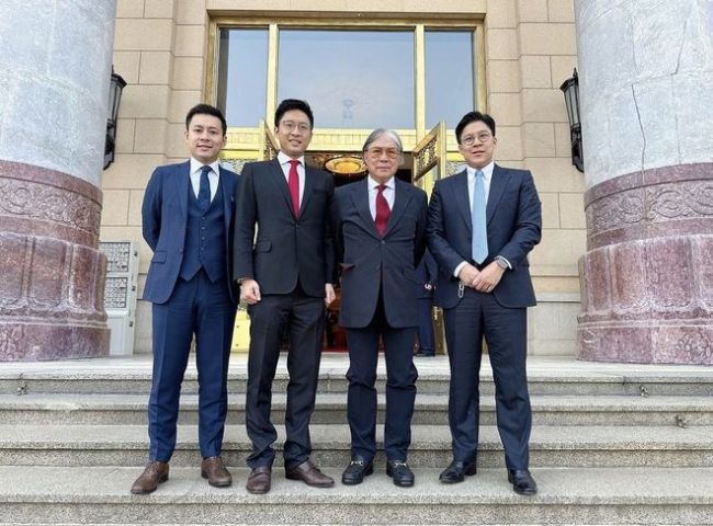 纪念霍英东诞辰百年 霍启刚罕晒父子四人同框照