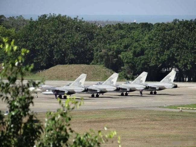 曝台士兵拖动装备出意外死亡：从拖车掉落，遭电源车压过