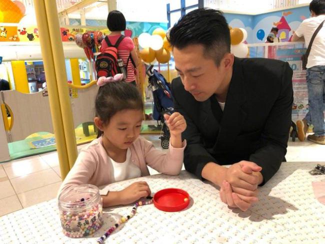 汪小菲一双儿女近照曝光 姐弟俩闷闷不乐引争议