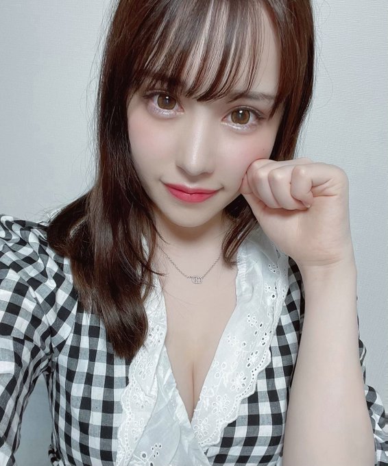 前偶像出道！ E罩杯白皙小只马美少女“时田萌萌”先出大尺写真集、旋即出道！