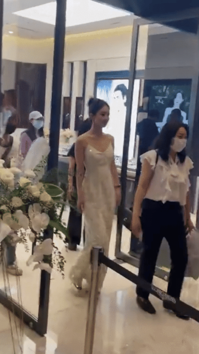 赵丽颖簪发造型很优雅 白色吊带裙勾勒曼妙身姿