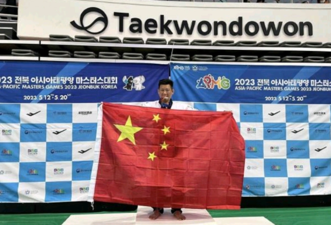中国台湾李东宪手举五星红旗领奖 获大批网友点赞 背景曝光 其高祖父是抗日烈士