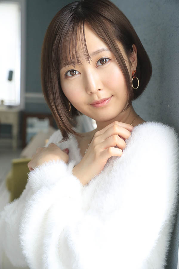 艺术气息!D罩杯美女新人“小野琴弓”出道、受访自曝最爱宅在家追剧画画!