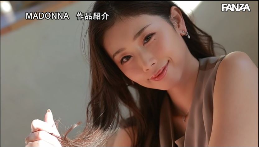 梦幻8.5头身！妩媚泪痣美女人妻“小松杏”AV出道！