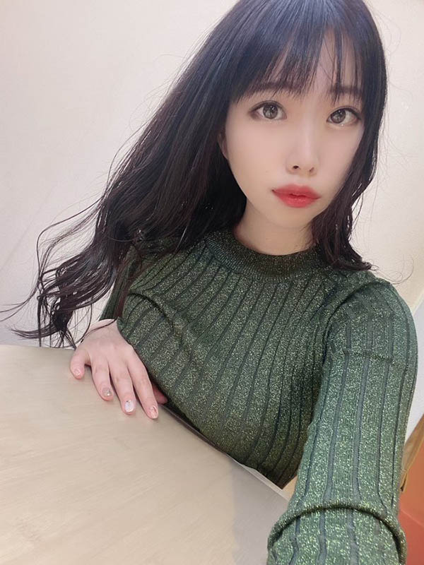 眼镜诱惑! D罩杯性感服装设计师“美波小津绘”出道、毛衣底下藏不住波涛汹涌!