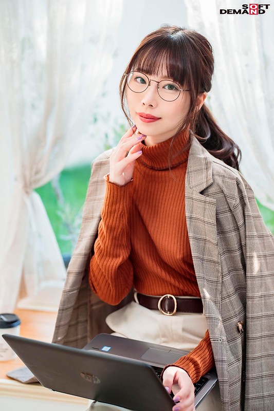 眼镜诱惑! D罩杯性感服装设计师“美波小津绘”出道、毛衣底下藏不住波涛汹涌!