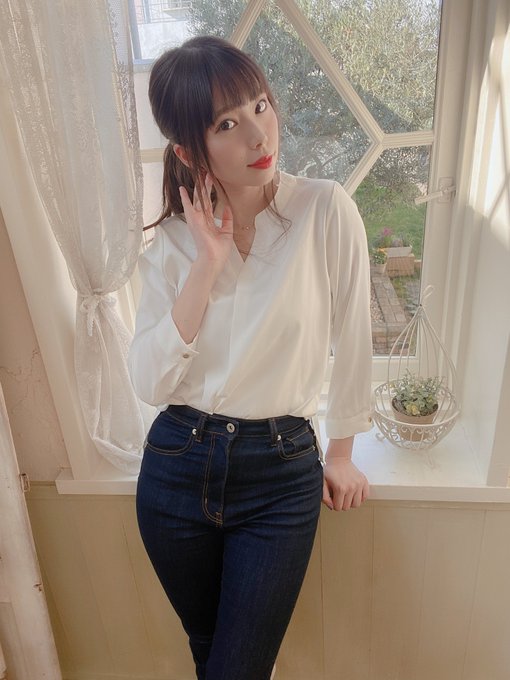 眼镜诱惑! D罩杯性感服装设计师“美波小津绘”出道、毛衣底下藏不住波涛汹涌!