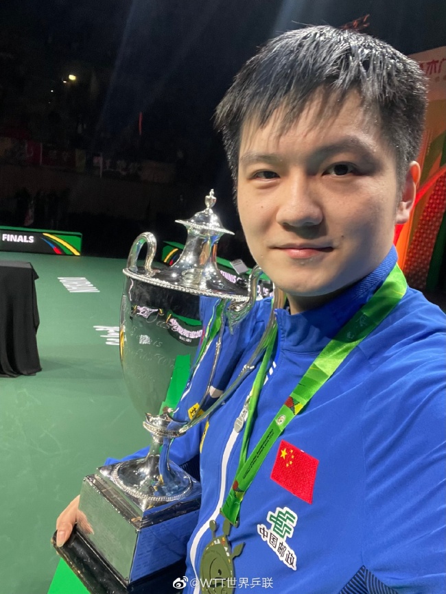 太厉害啦！樊振东卫冕世乒赛男单冠军