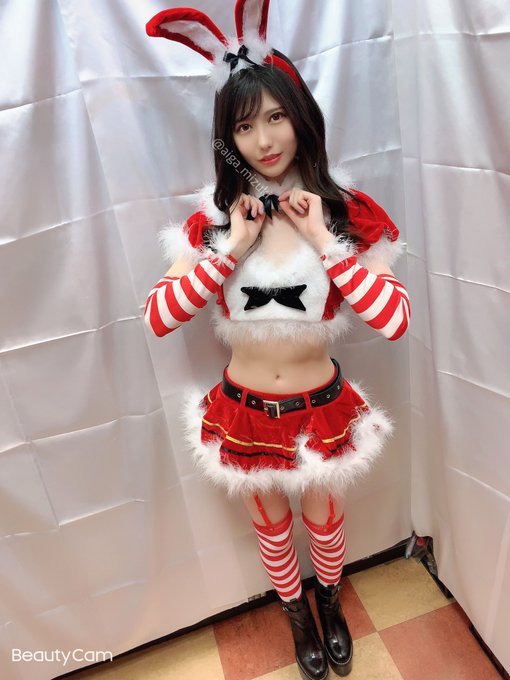 修长美腿! 雪白美少女「蓝芽水月」跨年夜放送火辣兔女郎装扮恭贺新喜!