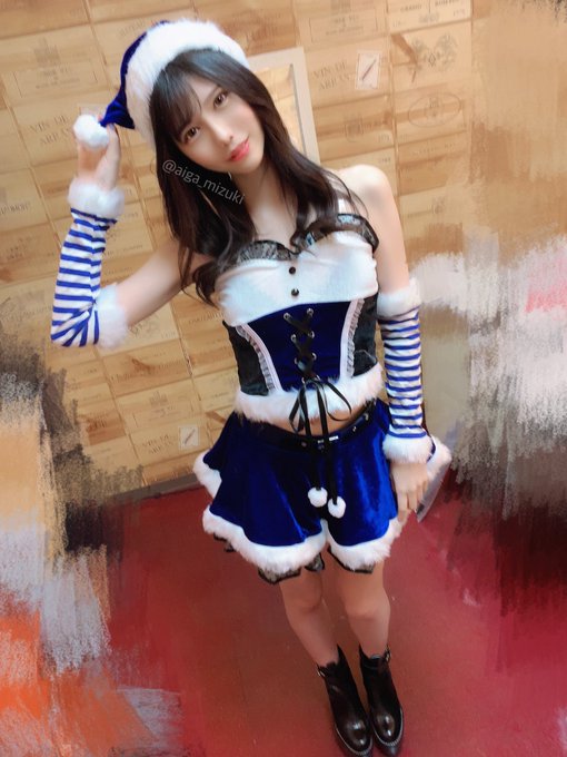 修长美腿! 雪白美少女「蓝芽水月」跨年夜放送火辣兔女郎装扮恭贺新喜!