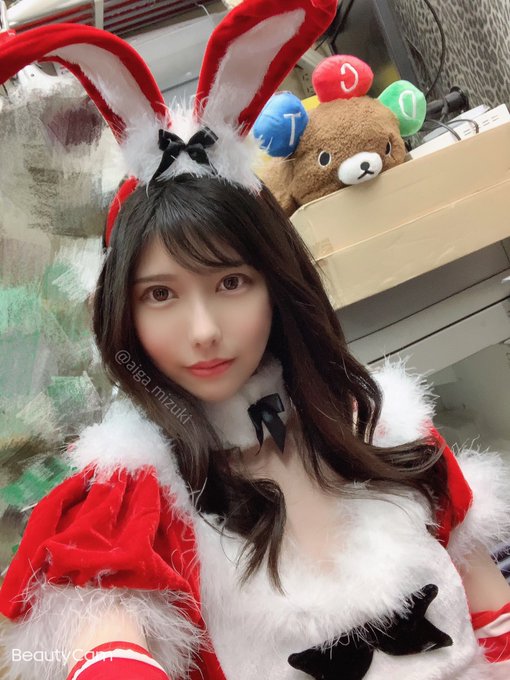 修长美腿! 雪白美少女「蓝芽水月」跨年夜放送火辣兔女郎装扮恭贺新喜!