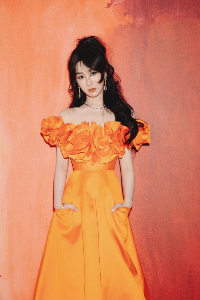 杨紫橙色花朵裙造型好美 朋克风妆容又美又飒