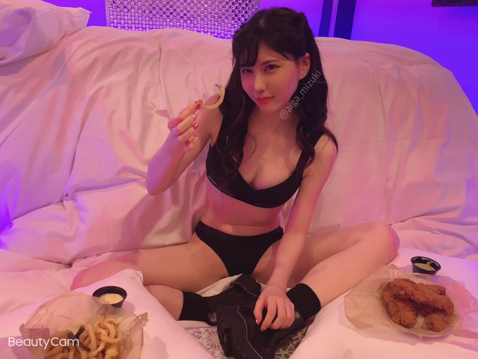 人气持续升温！ 冰山系清纯美少女「蓝芽水月」推特IG突破10万大关！